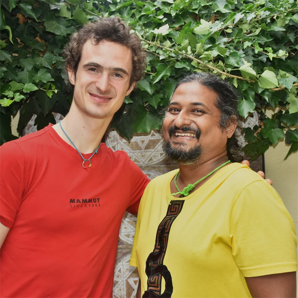 Do rukou našeho maséra Tharidu ze Srí Lanky se pravidelně svěřuje i Adam Ondra, největší lezecká ikona současnosti.